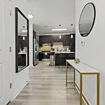 Unique 1Bd - 5 Min Dt, Gym, Parking, W-D - Sleeps 6