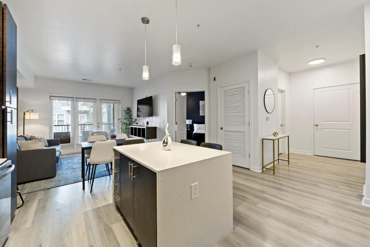 Unique 1bd - 5 Min Dt, Gym, Parking, W-d - Sleeps 6 *