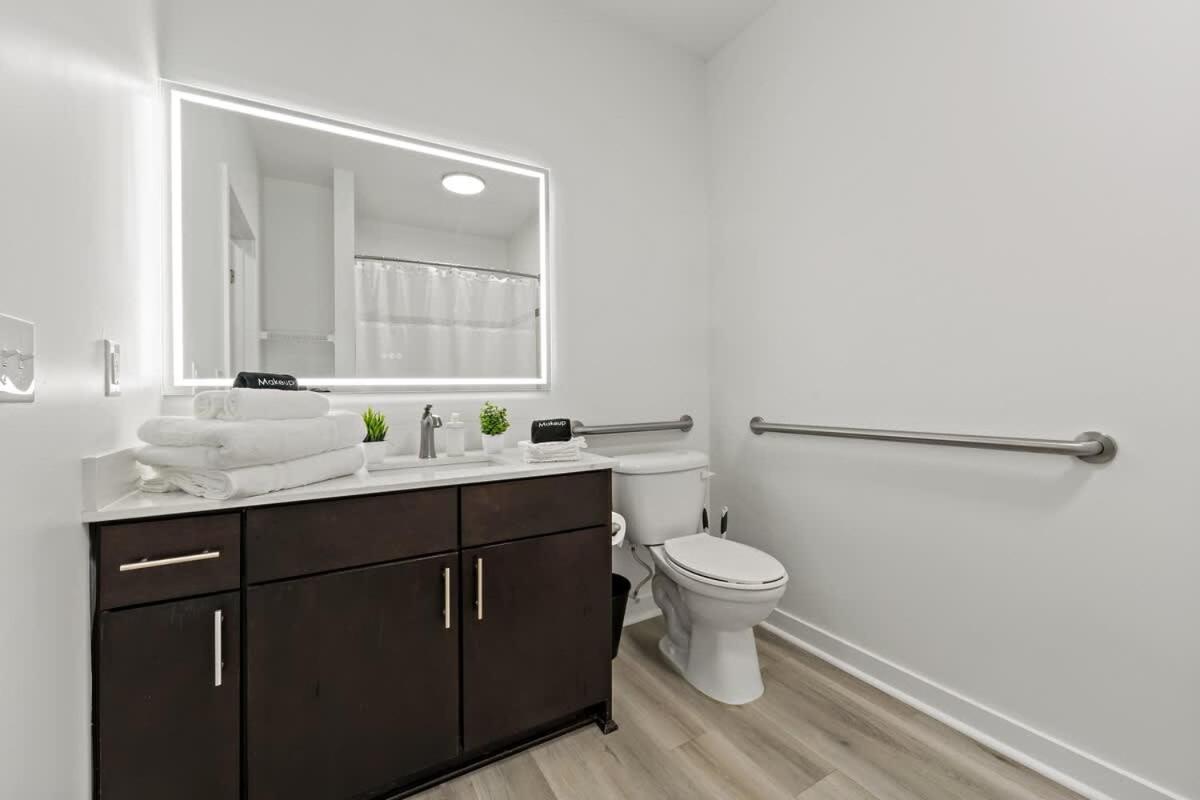 Unique 1bd - 5 Min Dt, Gym, Parking, W-d - Sleeps 6 *
